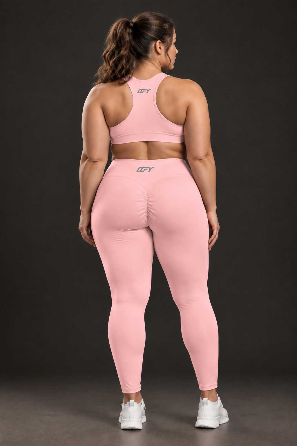 Plus-size model, back view, ankle-length leggings (from back view 4)