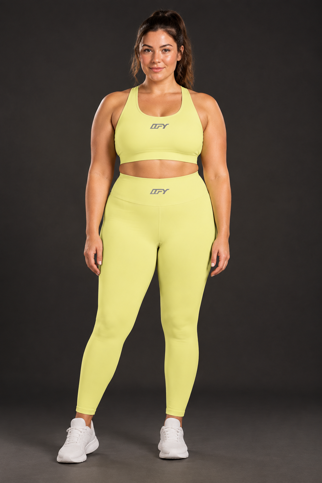 Plus-size model, front view, ankle-length leggings 1