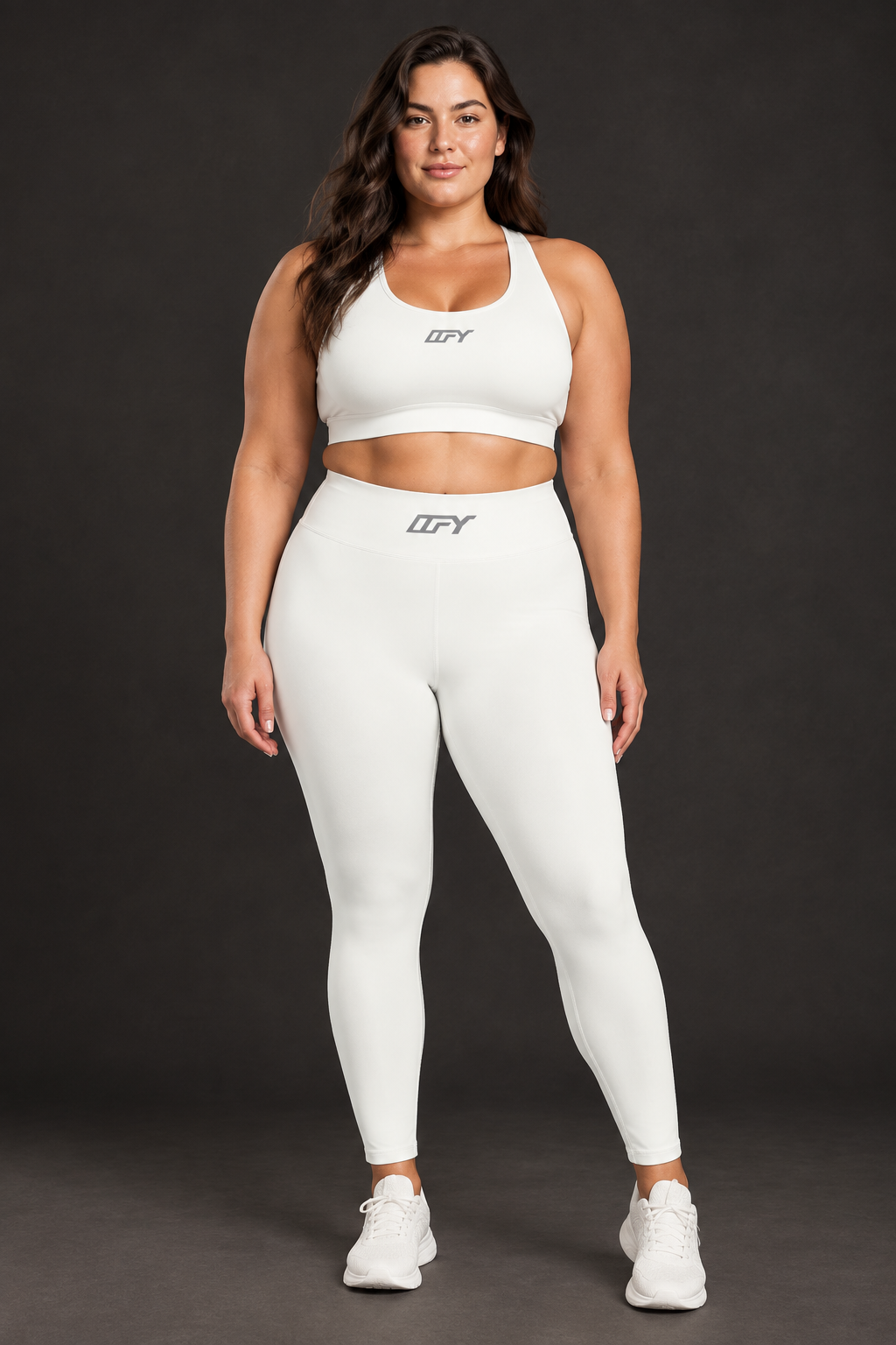Plus-size model, front view, ankle-length leggings 3